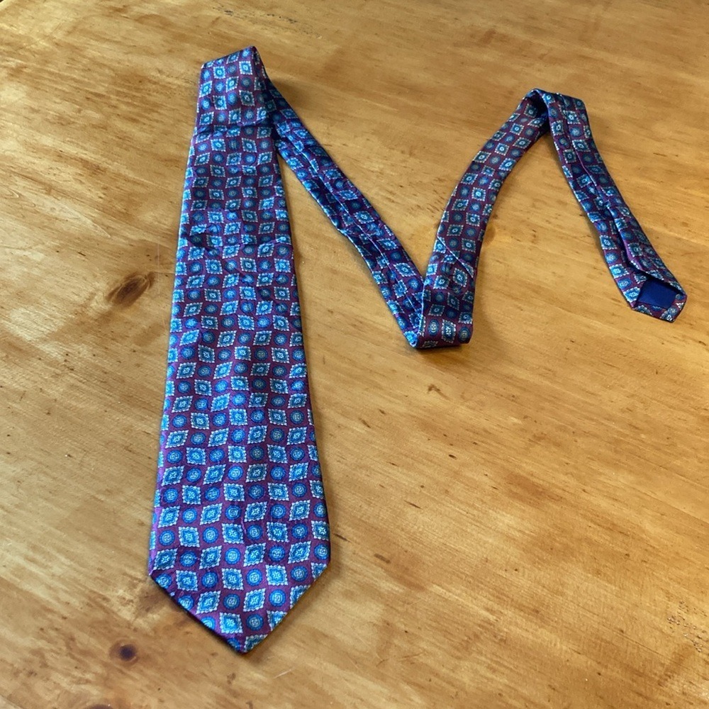 Boston Traders Mens Burgundy Geometric Medallion 100% Silk Necktie Made in USA - Picture 10 of 10